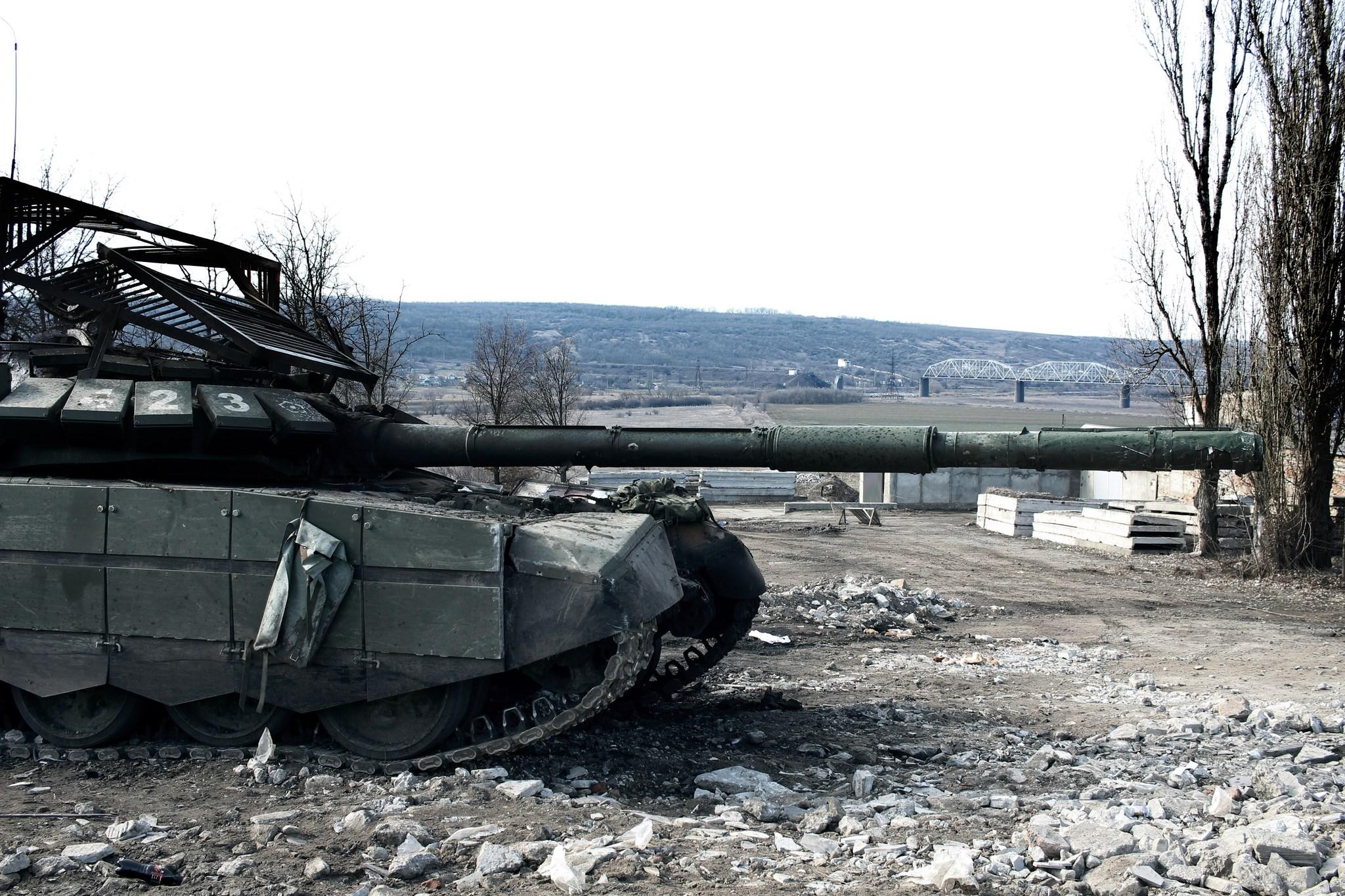 Танк против 8 украинских танков. Т-72 на Украине 2022. Танк ВСУ 2022. Т-72б3 ВСУ Украина. Т 64 подбитый в Мариуполе.